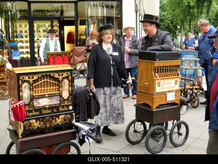 Berlin, 1 July 2017A Hurdy-gurdy nostalgy street musicians at the meeting in Berlin.Verklisek az utcai zen?szek nosztalgia tal?lkoz?j?n Berlinben.-stock-foto