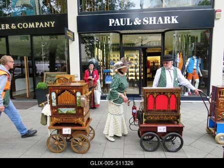 Berlin, 1 July 2017A Hurdy-gurdy nostalgy street musicians at the meeting in Berlin.Verklisek az utcai zen?szek nosztalgia tal?lkoz?j?n Berlinben.-stock-foto