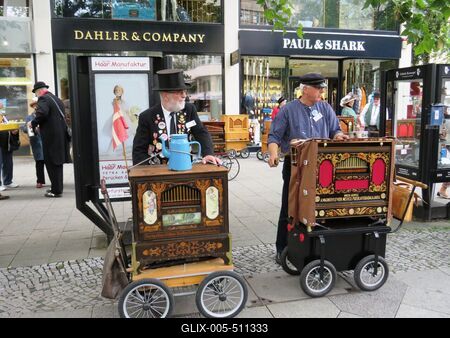 Berlin, 1 July 2017A Hurdy-gurdy nostalgy street musicians at the meeting in Berlin.Verklisek az utcai zen?szek nosztalgia tal?lkoz?j?n Berlinben.-stock-foto