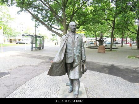 Berlin, 1 July 2017Statue of Konrad Adenauer, first Chancellor of post WWII Germany.Konrad Adenauer (1876-1967) n?met politikus, a N?met Sz?vets?gi K?zt?rsas?g els? kancell?rj?nak szobra. Helga Tiemann alkot?sa 2005-b?l.-stock-foto