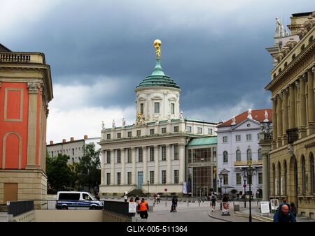 Potsdam, 1 July 2017The Old Market Square with the old City Hall in front.A r?gi Piact?r, szemk?zt a r?gi v?rosh?za.-stock-foto