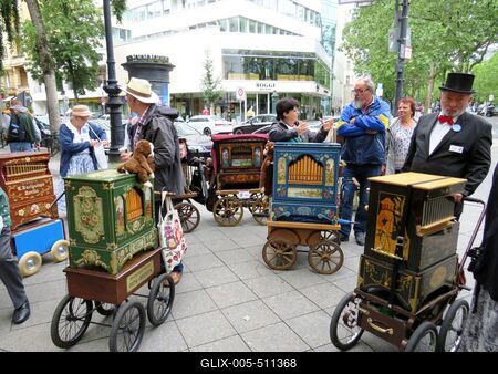 Berlin, 1 July 2017A Hurdy-gurdy nostalgy street musicians at the meeting in Berlin.Verklisek az utcai zen?szek nosztalgia tal?lkoz?j?n Berlinben.-stock-foto