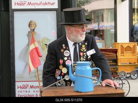 Berlin, 1 July 2017A Hurdy-gurdy nostalgy street musician at the meeting in Berlin.Egy verklis az utcai zen?szek nosztalgia tal?lkoz?j?n Berlinben.-stock-foto