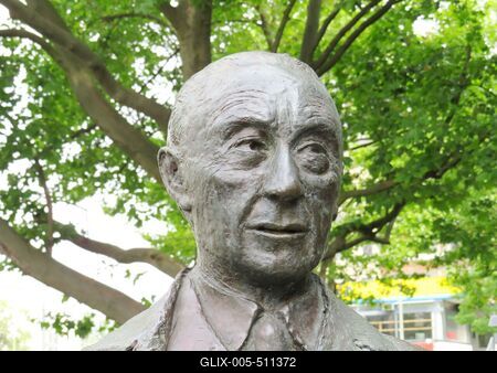 Berlin, 1 July 2017Statue of Konrad Adenauer, first Chancellor of post WWII Germany.Konrad Adenauer (1876-1967) n?met politikus, a N?met Sz?vets?gi K?zt?rsas?g els? kancell?rj?nak szobra. Helga Tiemann alkot?sa 2005-b?l.-stock-foto