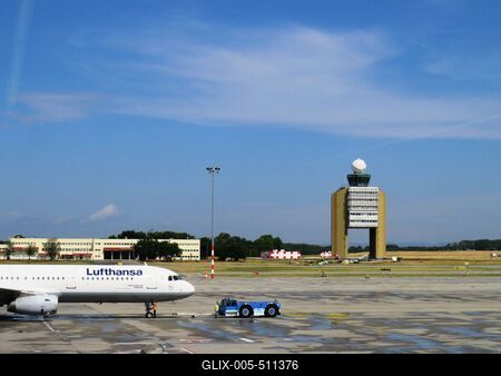 Budapest, 29 June 2017A Lufthansa Aircraft at the Liszt Ferenc Airport (Ferihegy) of Budapest.A Lufthansa l?git?rsas?g rep?l?g?pe a Liszt Ferenc (ferihegyi) rep?l?t?r betonj?n. Mellette az ir?ny?t? torony.-stock-foto
