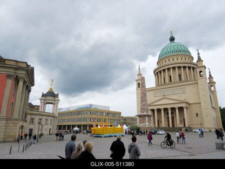 Potsdam, 1 July 2017The Old Market Square. The Nikolaikirche from the Right.A r?gi piact?r a Nikolaikirche d?mmal.-stock-foto