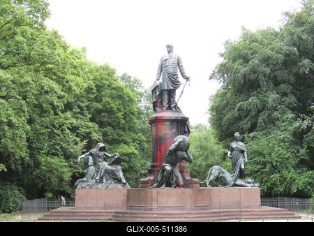 Berlin, 1 July 2017Memorial of Otto von Bismarck, the first Chancellor of the German Empire.Otto von Bismarck, a n?met birodalom els? kancell?rj?nak eml?km?ve a Stern t?ren. Reinhold Begas alkot?sa 1901-b?l.-stock-foto