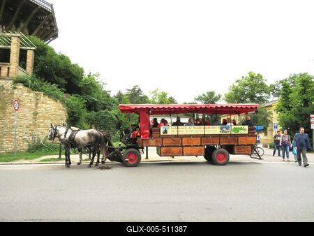 Potsdam, 1 July 2017Horse pulled tourist sightseeing chariot.V?rosn?z? lovas turistaszek?r.-stock-foto
