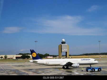 Budapest, 29 June 2017A Lufthansa Aircraft at the Liszt Ferenc Airport (Ferihegy) of Budapest.A Lufthansa l?git?rsas?g rep?l?g?pe a Liszt Ferenc (ferihegyi) rep?l?t?r betonj?n. M?g?tte az ir?ny?t? torony.-stock-foto