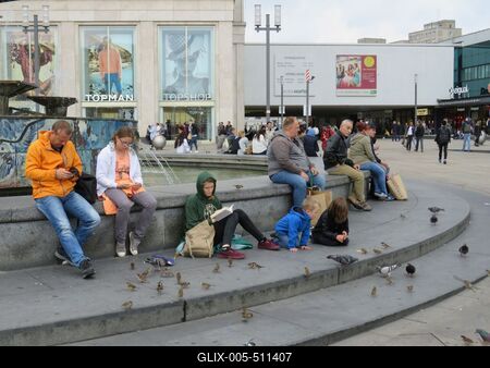 Berlin, 30 June 2017Resting people and bird feeding kids at the Fountain of Alexanderplatz.Pihen? emberek ?s madarat etet? gyerekek az Alexanderplatz sz?k?k?tj?n?l.-stock-foto