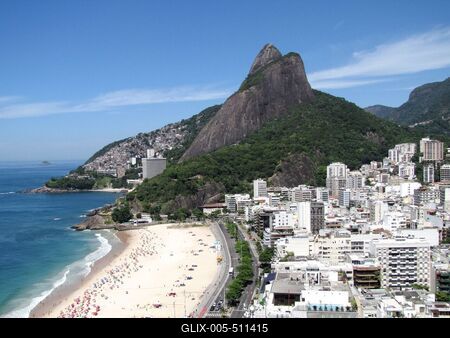 Rio de Janeiro,  25 January 2012The Leblon Beach and Quarter with Dois Irmaos (Two Brothers) Mount of Rio de Janeiro.A Leblon part ?s v?rosr?sz szemben a K?t Testv?r (Dois Irmaos) nev? heggyel. Balra az Atlanti-?ce?n.-stock-foto