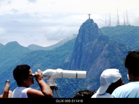 Rio de Janeiro, 25 January 2012Tourist looks at binoculars on the Urca Mount. Behind the Corcovado Mount with the Redeeming Christ statue, symbol of Rio de Janeiro.T?vcs?vel n?zel?d? turista az Urca hegyen, m?g?tte a Corcovado hegy a Megv?lt? Krisztus (Cristo Redentor) szoborral, Rio jelk?p?vel.-stock-foto