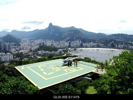 Rio de Janeiro, 25 January 2018Sightseeing tourist helicopter on the Urca mountain. Behind the Corcovado Mountain, right below the Botafogo Bay.V?rosn?z? turista helikopter az Urca hegyen. M?g?tte a Corcovado hegy, jobbra lent a Botafogo ?b?l.-stock-foto