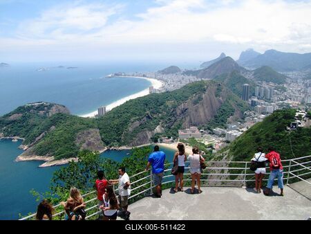 Rio dde Janeiro, 25 January 2018Tourists on the lookout terrace of the Sugar Glass (Pao de Acucar) mountain. Below the Red Beach (Praia Vermelha), the Urubus mountain to the left, the Copacabana to the left, and the Urca Hill to the right, behind the Leme quarter.Turist?k a Cukors?veg (Pao de Acucar) hegy kil?t? terasz?n. Alattuk a V?r?s Part (Praia Vermelha), balra lent az Urubus hegy, balra fent a Copacabana, jobbra pedig az Urca hegy, m?g?tte a Leme v?rosr?sz.-stock-foto