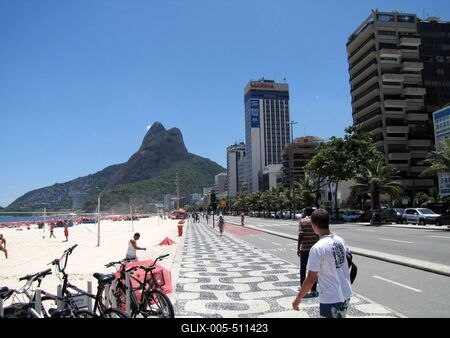 Rio de Janeiro, 25 January 2012The Leblon Beach and Quarter with the Dois Irmaos (Two Brothers) Mount.A Leblon tengerpart ?s v?rosr?sz a K?t Testv?r (Dois Irmaos) heggyel.-stock-foto
