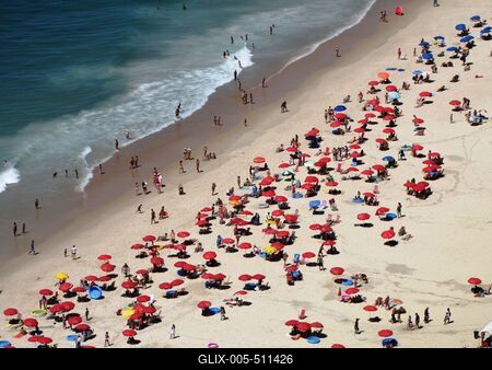 Rio de Janeiro, 25 January 2012Bathers and Sunbathers at Leblon Beach.Strandol?k ?s napoz?k a Leblon parton.-stock-foto