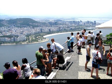 Rio de Janeiro, 25 January 2012Tourists on the Street Mountain. Below the Botafogo Bay, turn right to the Flamengo Bay. Right on the Guanabara Bay.Turist?k az Urca hegyen. Alattuk balra a Botafogo ?b?l, t?le jobbra pedig a Flamengo ?b?l. Att?l jobbra a Guanabara ?b?l.-stock-foto