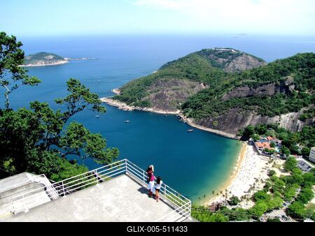Rio dde Janeiro, 25 January 2018Panorama picture from the Urca mountain lookout terrace. Rright below the Red shore (Praia Vermelha), in front the Urubus hill, to the left of the Cotunduba island.Panor?ma k?p: az Urca hegy kil?t? terasza alatt jobbra lent a V?r?s part (Praiai Vermelha), szemben az Urubus hegy, balra a Cotunduba sziget.-stock-foto