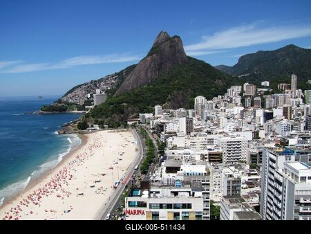 Rio de Janeiro,  25 January 2012The Leblon Beach and Quarter with Dois Irmaos (Two Brothers) Mount of Rio de Janeiro.A Leblon part ?s v?rosr?sz szemben a K?t Testv?r (Dois Irmaos) nev? heggyel. Balra az Atlanti-?ce?n.-stock-foto