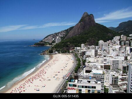 Rio de Janeiro,  25 January 2012The Leblon Beach and Quarter with Dois Irmaos (Two Brothers) Mount of Rio de Janeiro.A Leblon part ?s v?rosr?sz szemben a K?t Testv?r (Dois Irmaos) nev? heggyel. Balra az Atlanti-?ce?n.-stock-foto