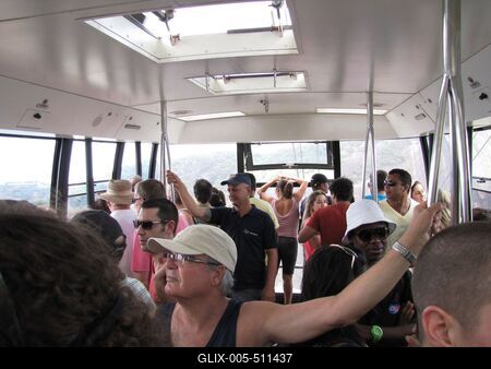 Rio de Janeiro, 25 January 2018Tourists in the cabin of the cable car riding to the Sugar Glass Hill between heaven and earth.Turist?k a Cukors?veg hegyre viv? dr?tk?t?lp?lya kabinj?ban ?g ?s f?ld k?z?tt.-stock-foto