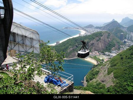 Rio de Janeiro, 25 January 2018The ropeway connecting Urca Mount with Sugar Glass Hill.Az Urca hegyet (lent) a Cukors?veg (Pao de Acucar) heggyel ?sszek?t? dr?tk?t?lp?lya. Balra fent a Copacabana, lent a V?r?s part (Praia Vermelha).-stock-foto