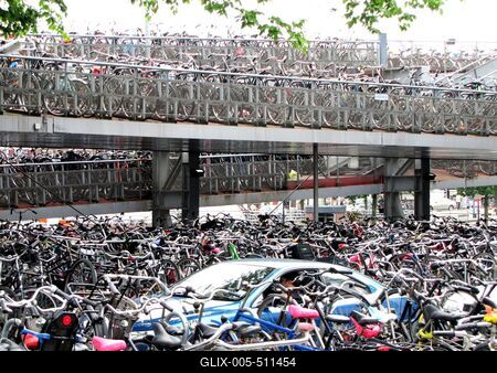 Amsterdam - Car in the Cycling Jungle-stock-foto