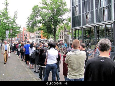 Anna Frank House - Amsterdam - Visitors in Queu-stock-foto