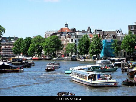 Amsterdam - Boat trafic on Rokin Canal-stock-foto