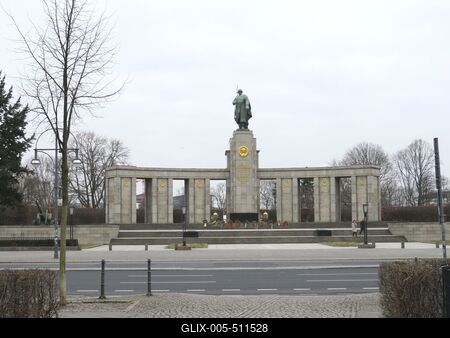 Berlin, 24 March 2018Memorial in honor of the Soviet Soldiers fallen in the fight against nazi-fascism in WWII.A n?ci-fasizmus legy?z?s??rt folytatott harcban elesett szovjet katon?k tisztelet?re ?ll?tott eml?km? Berlinben.-stock-foto