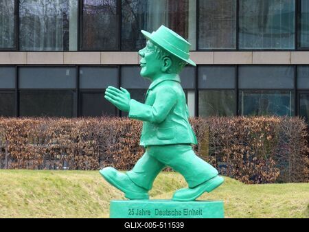 Berlin, 24 March 2018Statue symbolizing the re-unification of Germany on the 25th Anniversary of the the fall of the Berlin Wall.A k?t N?metorsz?g ?jraegyes?t?s?t jelk?pez? szobor, k?sz?lt a berlini fal led?nt?s?nek 25. ?vfordul?ja alkalm?b?l .-stock-foto