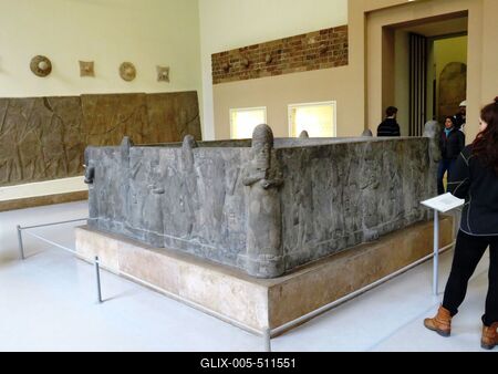 Berlin, 23 March 2018Basalt Assyrian waterbassin from Ashur. 704-681 BC.Bazaltt?mbb?l faragott assz?r medence. Keletkez?s?t Krisztus el?tt (id?sz?m?t?sunk el?tt) 704-681 k?z?tt dat?lj?k.-stock-foto