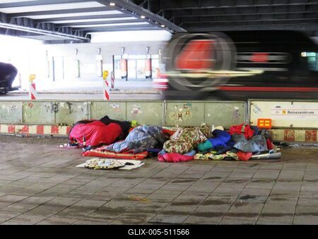 Berlin, 24 March 2018Sleeping Homeless people at the Zoologischer Garten.Hajl?ktalanok a Zoologischer Gartenn?l.-stock-foto