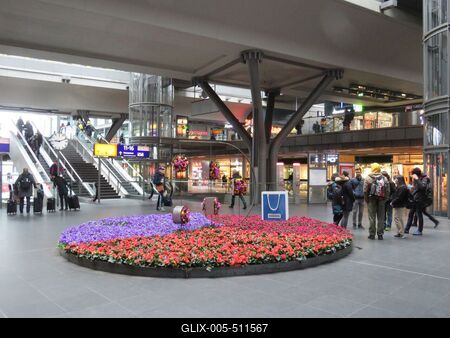 Berlin, 23 March 2018Detail of the Main Railway Station with flower garden.A f?p?lyaudvar (Hauptbahnhof) r?szlete vir?g?ggyal.-stock-foto