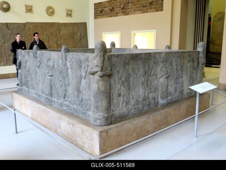 Berlin, 23 March 2018Basalt Assyrian waterbassin from Ashur. 704-681 BC.Bazaltt?mbb?l faragott assz?r medence. Keletkez?s?t Krisztus el?tt (id?sz?m?t?sunk el?tt) 704-681 k?z?tt dat?lj?k.-stock-foto