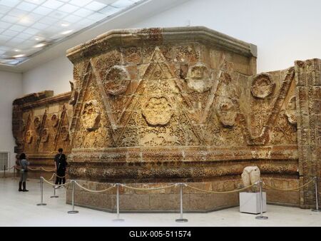 Berlin, 23 March 2018 The ruins of the Palace of Mshatta (Jordan) from the 7th Century AD.A mshattai (Jord?nia) palota homlokzat?nak t?red?ke a Krisztus ut?ni (id?sz?m?t?sunk szerinti) VII. sz-b?l. II. Umajjad al-Walid kalifa uralkod?sa alatt ?p?lt.-stock-foto