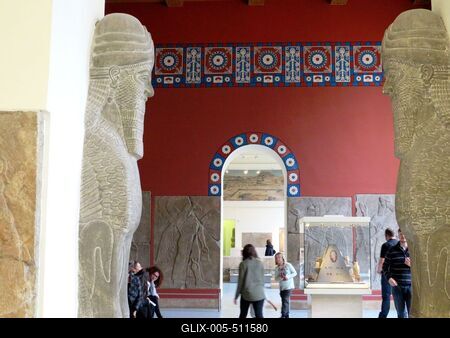 Berlin, 23 March 2018The assyrian hall of Pergamon Museum with two human headed winged lions, symbols of divinity. They served as magical protection of the King. 1000 BC.A Pergamon m?zem assz?r terme az embeerfej? sz?rnyas oroszl?nokkal (shedulamassu). M?gikus figurak?nt a kir?ly v?delm?re szolg?ltak. Keletkez?s?ket Krisztus el?tt (id?sz?m?t?sunk el?tt) ezer ?vre dat?lj?k.-stock-foto