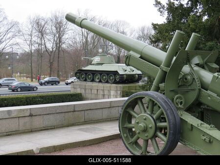 Berlin, 24 March 2018Gun and tank used during the WWII at the Soviet Military Memorial in Berlin.A II. vil?gh?bor?ban haszn?lt l?veg ?s T-34-es harckocsi a berlini szovjet katonai eml?km?n?l.-stock-foto