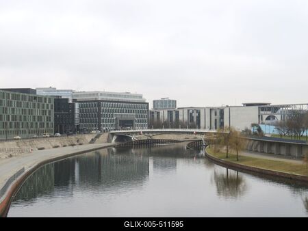 Berlin, 23 March 2018Spree river and the Palace of World Culture (left).A Spree foly?, balra a kulturpalot?val (Haus der Kulturen der Welt).-stock-foto