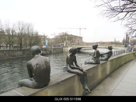 Berlin, 23 March 2018The Molecul Man sculpture on the board of Spree river at Moabit district.A Molecul Man (Molekula ember) szoborcsoport a Spree foly? partj?n a Moabit v?rosr?szben. Alkotta Jonathan Borofsky 1977-78-ban.-stock-foto
