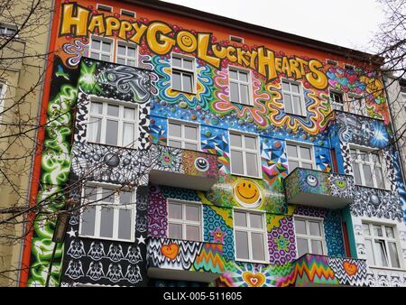 Berlin, 24 March 2018A fun-filled residence in the Charlottenburg district.Vid?m sz?nekben vir?t? lak?h?z a Charlottenburg negyedben. Felirata: Szerencs?s sz?v boldogs?g.-stock-foto