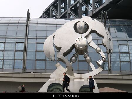 Berlin, 23 March 2018Sculpture symbolizing the development of rail transport from the horse-drawn carriage to the present day at the main railway station in Berlin. The main railway station was handed over to its destination on 26 May 2006.A vas?ti k?zleked?s fejl?d?s?t a l?vas?tt?l napjainkig ?rz?keltet? szobor a berlini f?p?lyaudvarn?l. A f?p?lyaudvart 2006. m?jus 26-?n adt?k ?t rendeltet?s?nek.-stock-foto