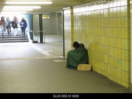 Berlin, 24 March 2018Beggar in a Metro Underpass in Berlin.Koldus egy metr? alulj?r?ban.-stock-foto
