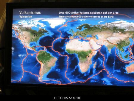 Berlin, 24 March 2018Map of the Earth's 600 volcanic volcanoes and breaks.A F?ld 600 aktv t?zh?ny?j?nak ?s t?r?svonalainak elhelyezked?s?t mutat? t?rk?p.-stock-foto