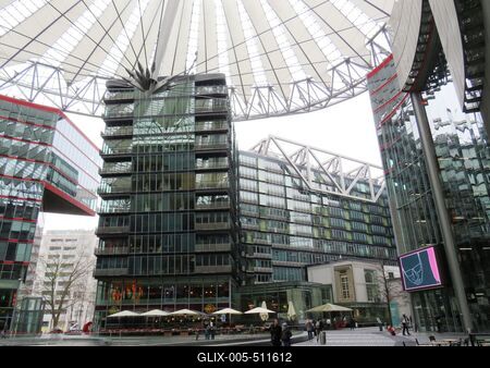 Berlin, 24 March 2018The Sony Store shopping center.A Sony Store ?zletk?zpont.-stock-foto