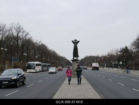 Berlin, 24 March 2018Sculpture "Der Rufer" on the Street 17 Juni. The Cry for Freedom.A "Der Rufer" szobor a Strasse 17 Juni sug?r?ton, a Brandenburg kapu m?g?tt.  Ki?lt?s a szabads?g?rt. Gerhard Marcks m?ve 1966-b?l.-stock-foto