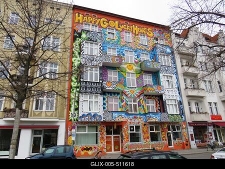 Berlin, 24 March 2018A fun-filled residence in the Charlottenburg district.Vid?m sz?nekben vir?t? lak?h?z a Charlottenburg negyedben. Felirata: Szerencs?s sz?v boldogs?g.-stock-foto