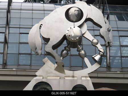 Berlin, 23 March 2018Sculpture symbolizing the development of rail transport from the horse-drawn carriage to the present day at the main railway station in Berlin. The main railway station was handed over to its destination on 26 May 2006.A vas?ti k?zleked?s fejl?d?s?t a l?vas?tt?l napjainkig ?rz?keltet? szobor a berlini f?p?lyaudvarn?l. A f?p?lyaudvart 2006. m?jus 26-?n adt?k ?t rendeltet?s?nek.-stock-foto