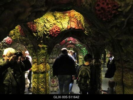 Berlin, 24 March 2018Visitors in the Labyrinth of the Aquadom aquarium L?togat?k az Aqua Dom akv?rium labirintus?ban.-stock-foto