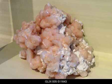 Berlin, 24 March 2018Indian quartz (apofillite) in the Natural History Museum.Indiai sztilbit kvarc (apofillit) a term?szettudom?nyi m?zeumban.-stock-foto